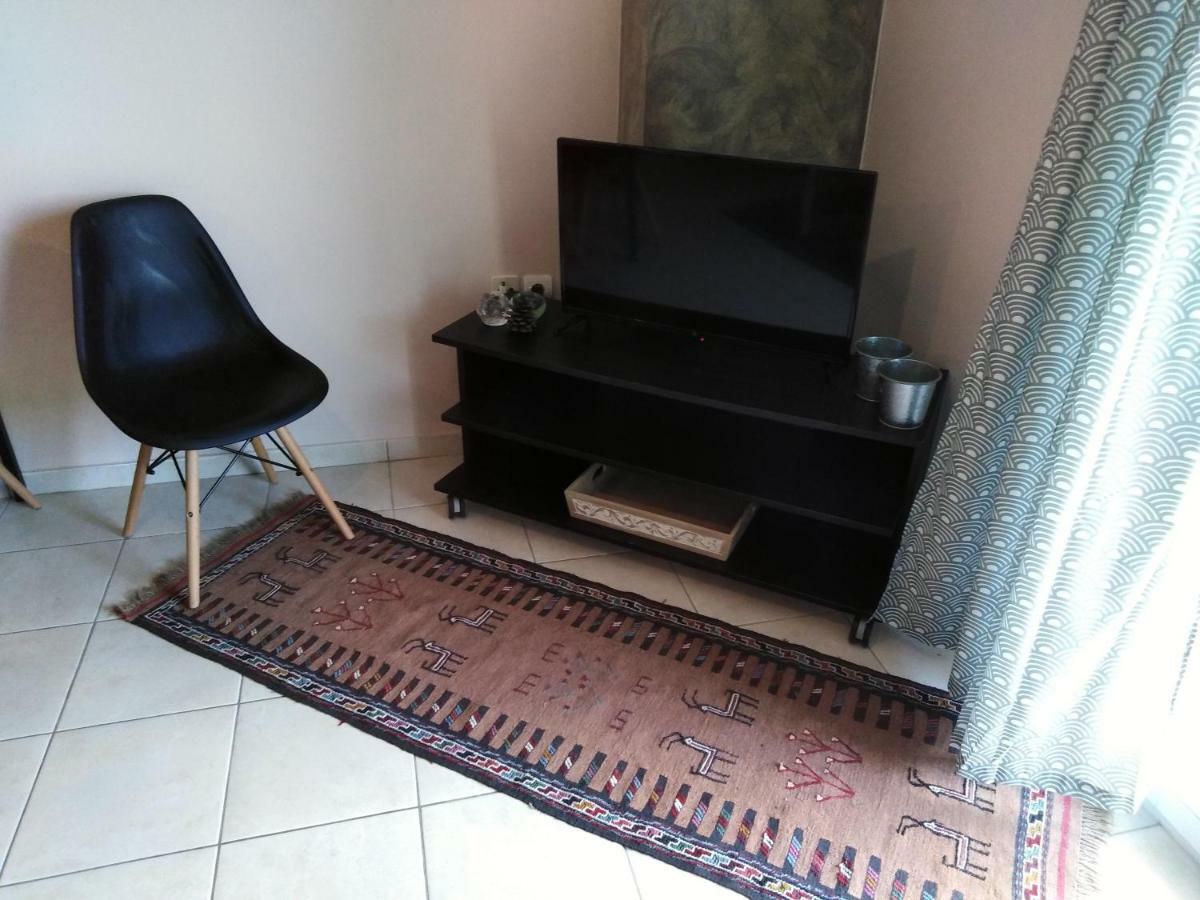 Small House In North Euosmos Apartment *